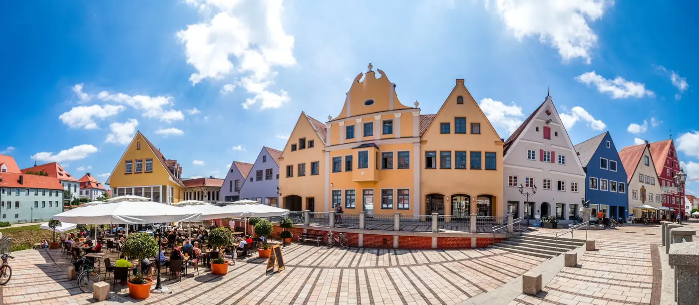 Marktplatz mit Rathaus (Symbolbild)