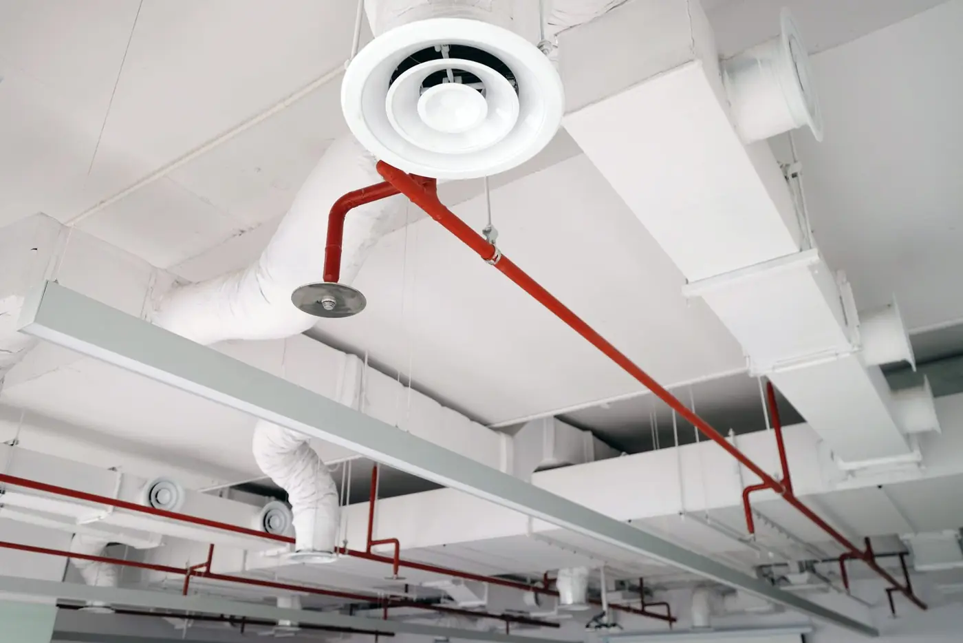 Sprinklerleitungen und Lüftung unter der Decke